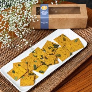 Crispy grain-free crackers made with water chestnut and moringa – a healthy and flavorful snack